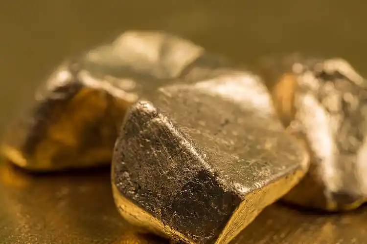 美债收益率波动下，黄金白银高位震荡交易策略解析